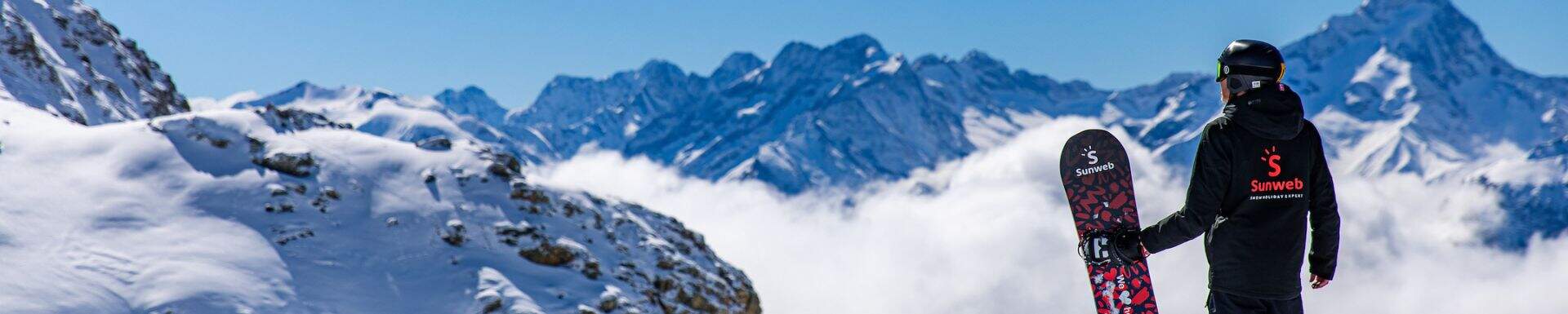 Snowboarder mit Blick auf den Horizont
