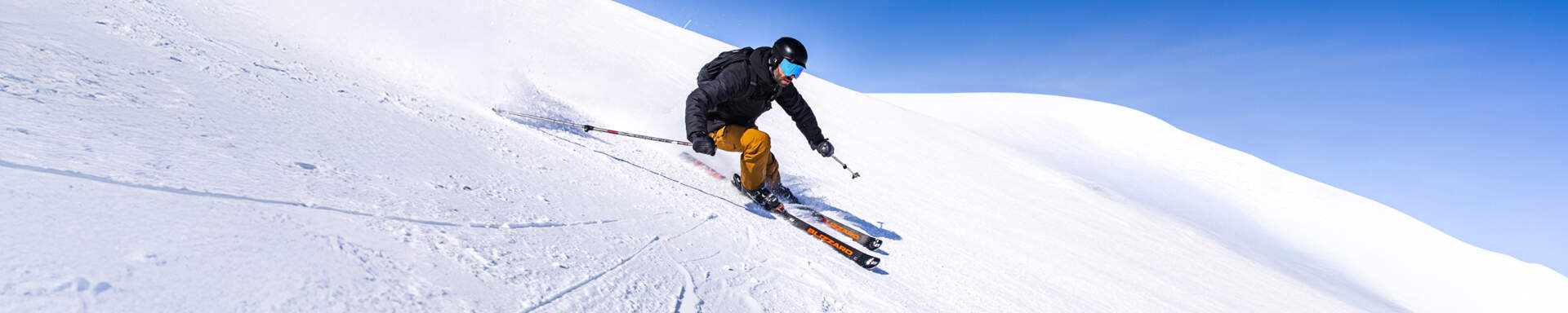 Mann beim Skifahren auf der Piste