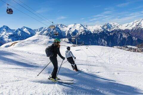 2 Personen, die Ski fahren