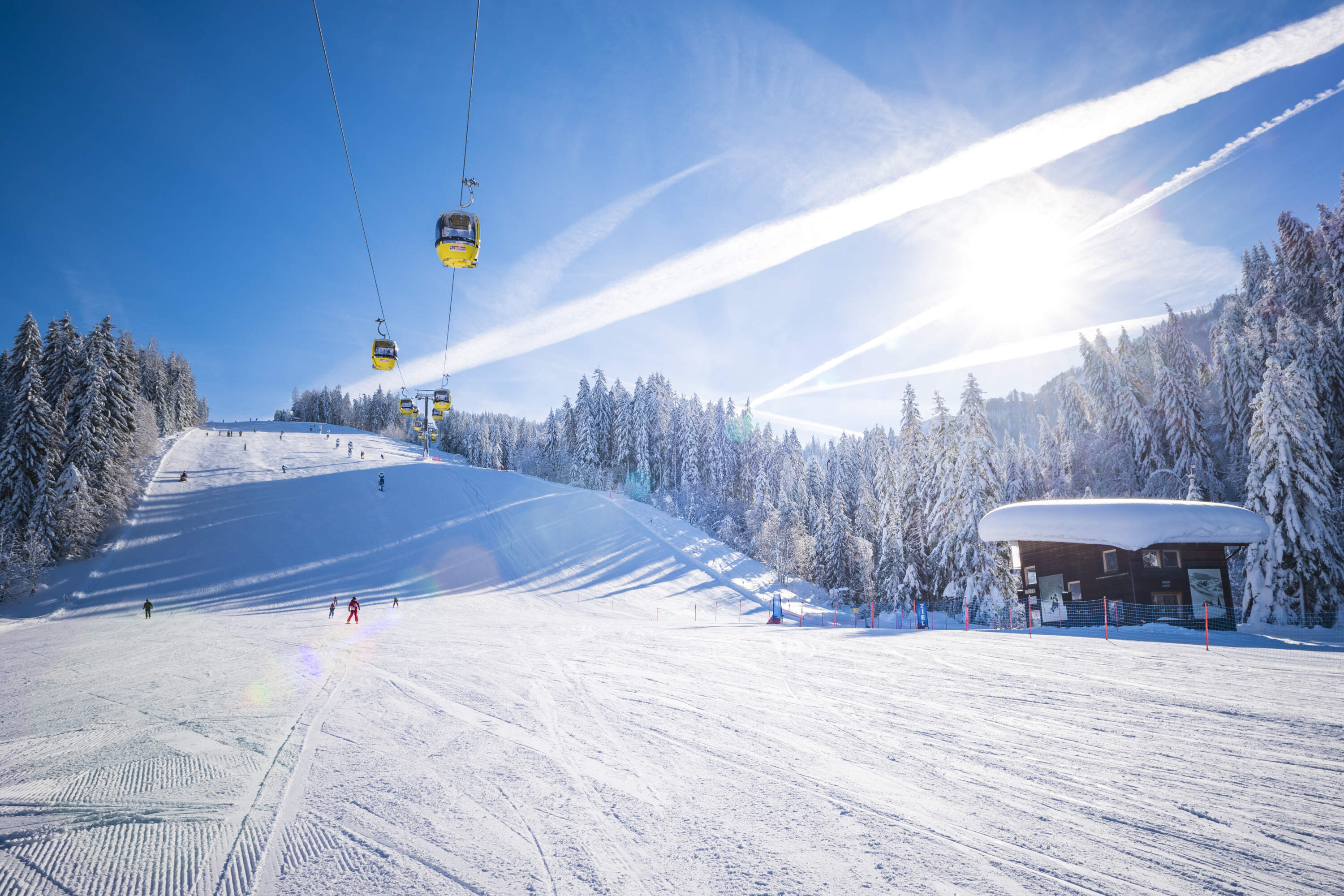 Beschneite Pisten mit Telekabinen