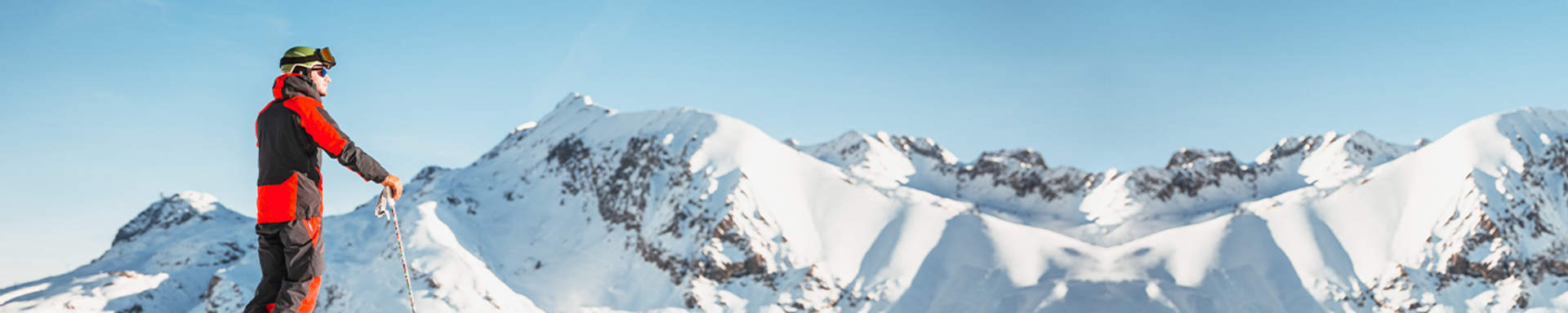 Skifahrer mit Bergen im Hintergrund