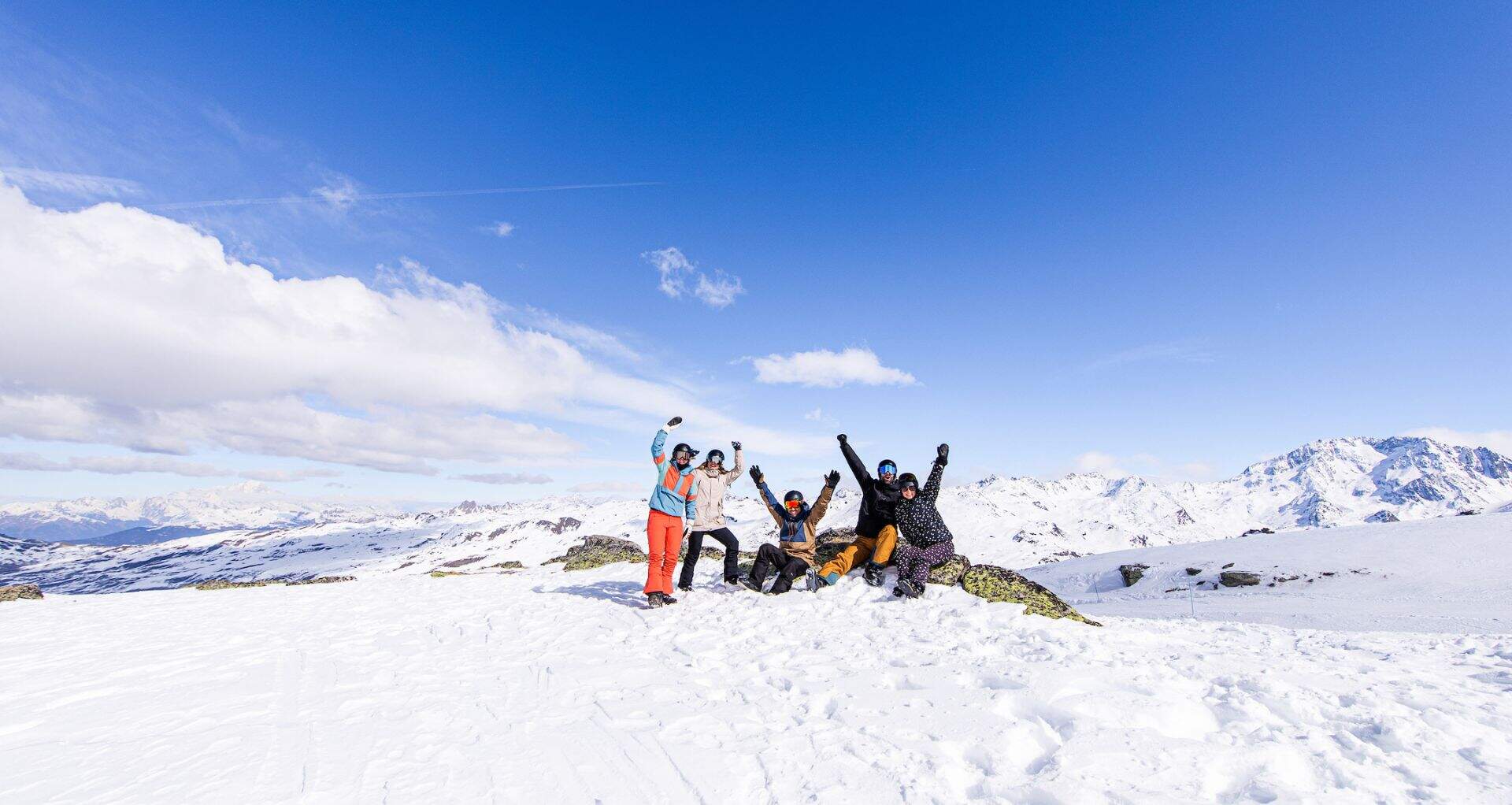 Freundeskreis mit verschneiten Landschaften im Hintergrund