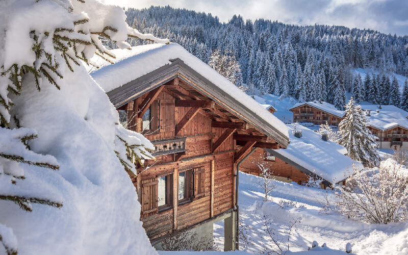 Blick auf ein verschneites Chalet, Frankreich