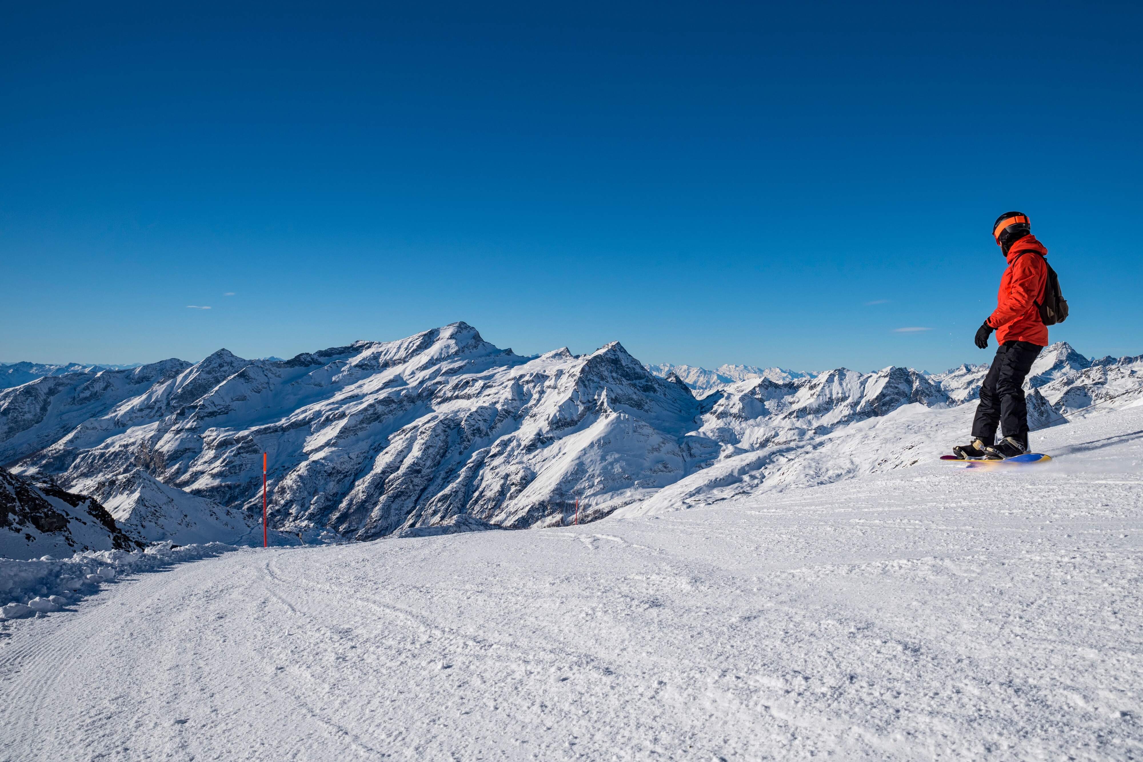 Skifahrer in rotem Mantel