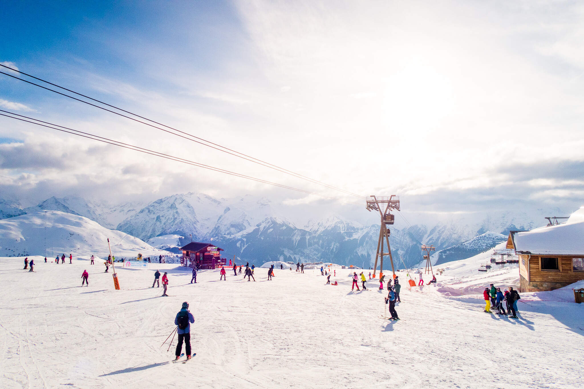 Personen, die auf der Piste Ski fahren