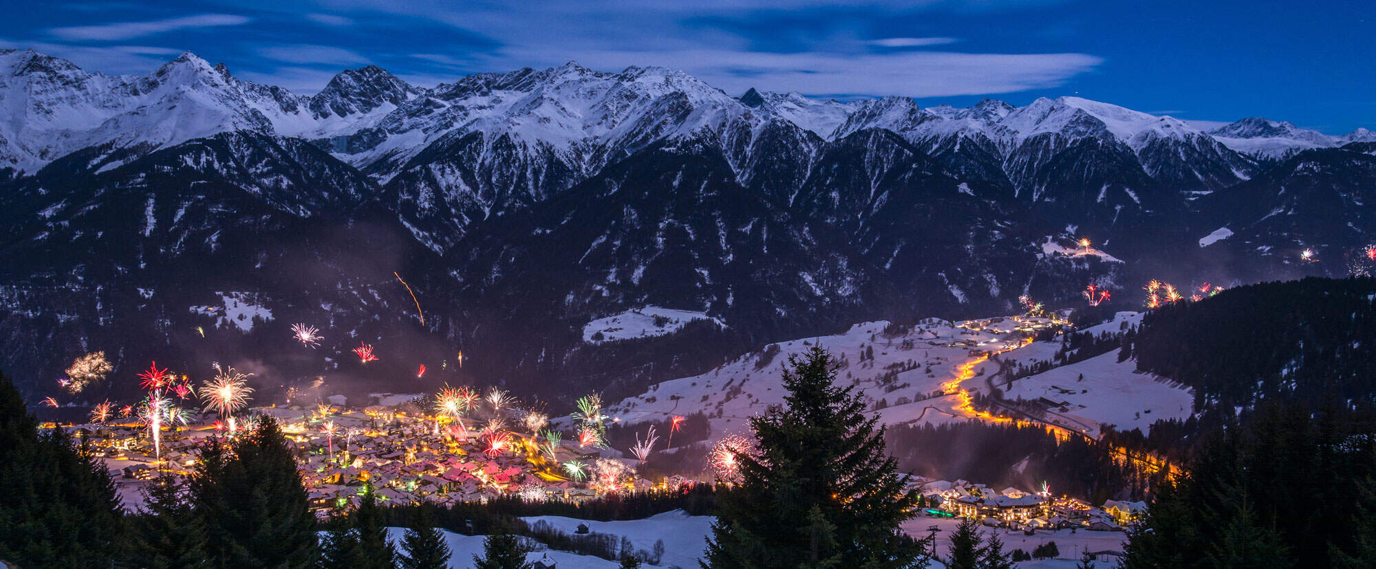 Schneelandschaft mit Lichtern